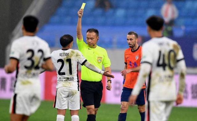 球队在比赛中凭借稳固的防守取得胜利