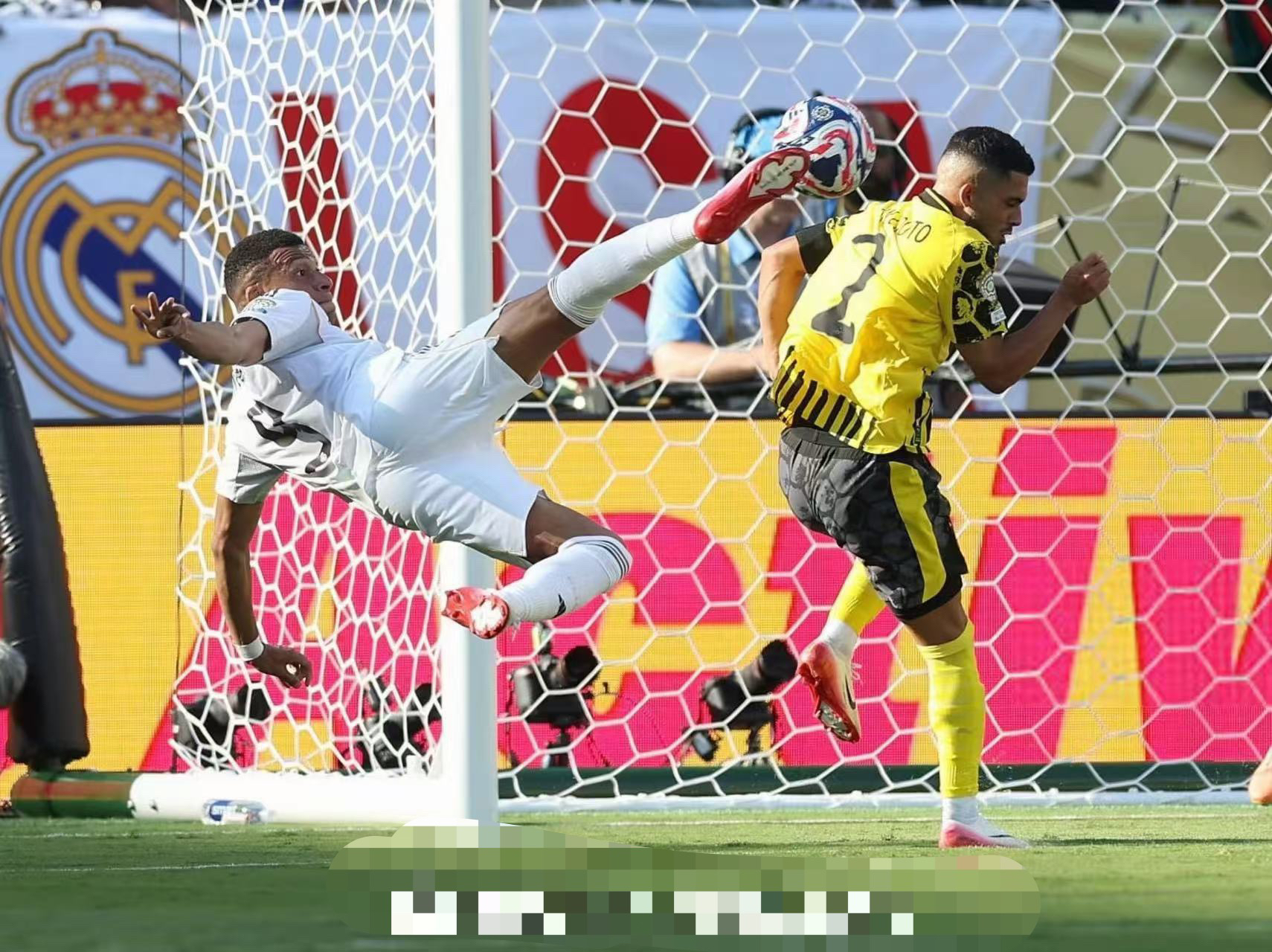 无解任意球,造成对手球门晃动 无解任意球,造成对手球门晃动