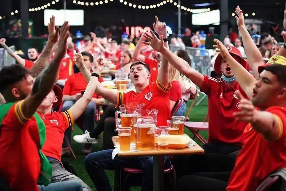 皇冠之争,欧洲杯赛事燃爆足坛风云的简单介绍 皇冠之争,欧洲杯赛事燃爆足坛风云的简单介绍